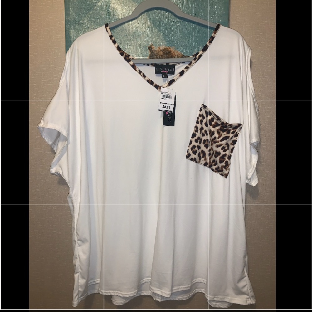 The brand is discreet, size 2x, only have 1